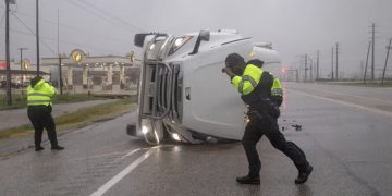 휴스턴 강타한 허리케인 베릴 …  7명 사망, 220만 가구 전력중단